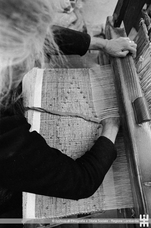 Tessitura Artigianale Con Telaio A Mano Donna Anziana Al Lavoro Particolare Delle Mani