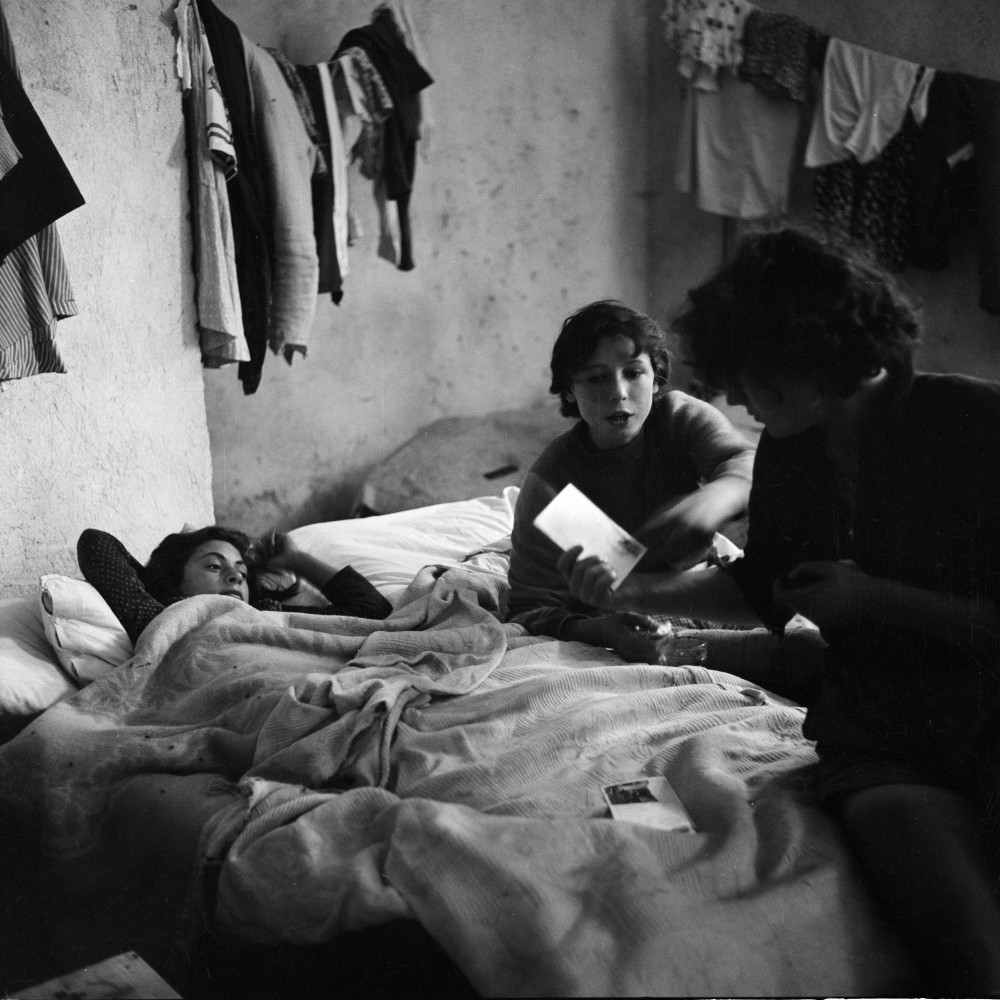 Jacqueline Vodoz. Le mondine all'interno dei loro alloggi, Rosate (MI), 1954