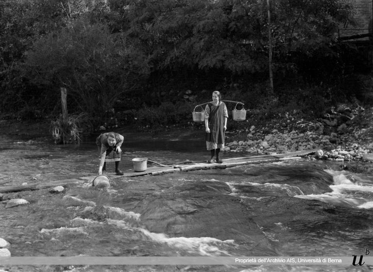 Paul Scheuermeier. Prendere l'acqua al fiume, San Omobono (BG), 1927