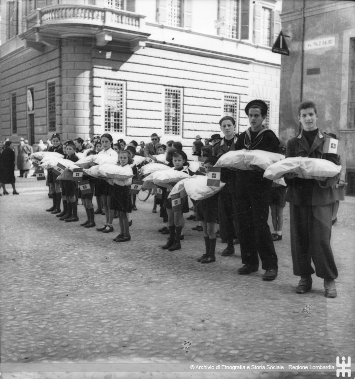 Ernesto Fazioli. Lana per la Patria. Giovani attendono di consegnare la lana al centro di raccolta. Cremona,
