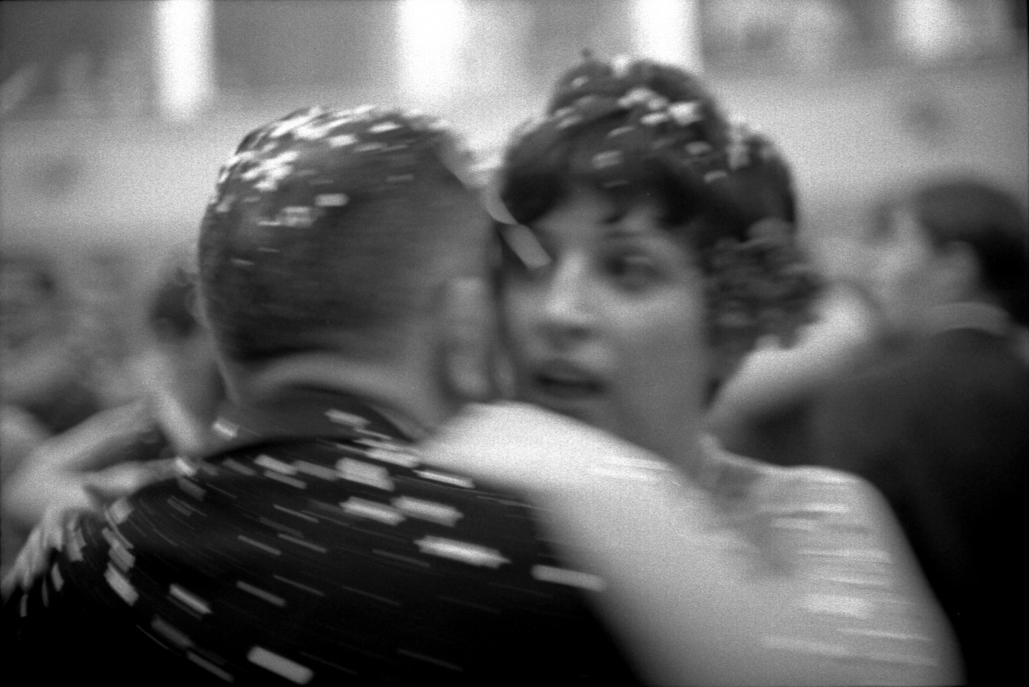 Toni Nicolini, Coppie ballano un lento durante la festa al Teatro comunale Vittorio Emanuele II, Mortara (PV), 1966